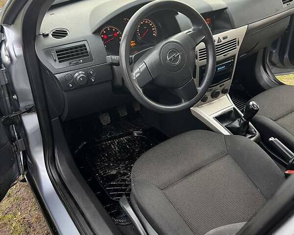 Серый Опель Астра, объемом двигателя 1.4 л и пробегом 147 тыс. км за 5400 $, фото 8 на Automoto.ua