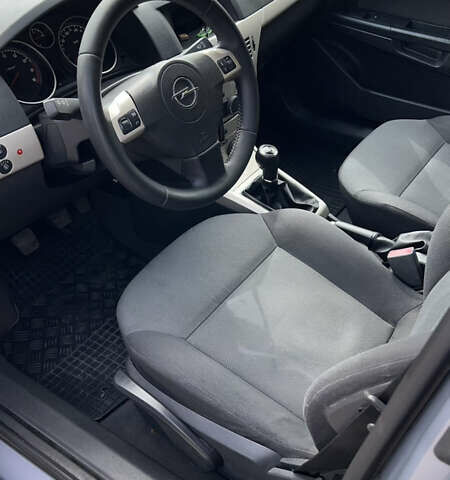 Серый Опель Астра, объемом двигателя 1.6 л и пробегом 255 тыс. км за 5400 $, фото 13 на Automoto.ua