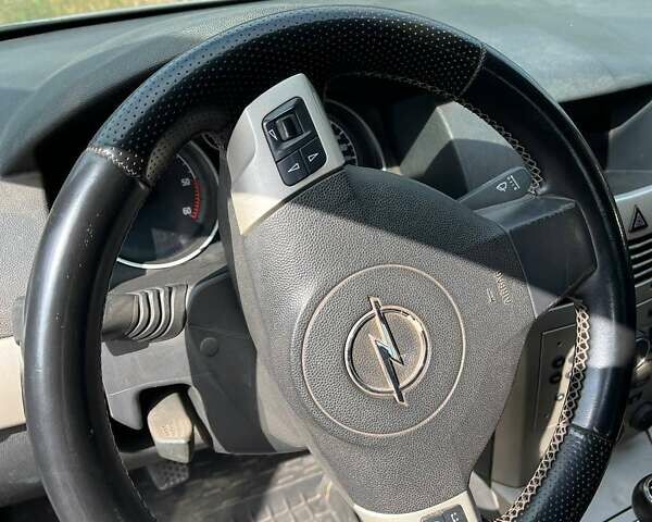 Серый Опель Астра, объемом двигателя 1.3 л и пробегом 320 тыс. км за 3500 $, фото 6 на Automoto.ua