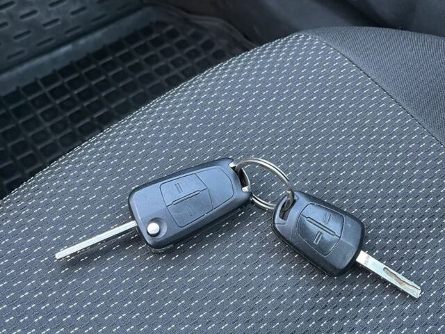 Серый Опель Астра, объемом двигателя 1.7 л и пробегом 300 тыс. км за 4000 $, фото 10 на Automoto.ua