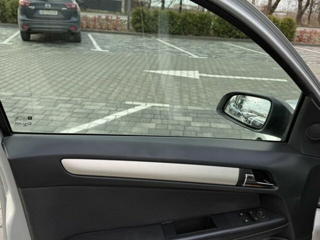 Серый Опель Астра, объемом двигателя 1.6 л и пробегом 315 тыс. км за 3900 $, фото 10 на Automoto.ua