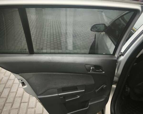 Серый Опель Астра, объемом двигателя 1.6 л и пробегом 277 тыс. км за 3700 $, фото 5 на Automoto.ua