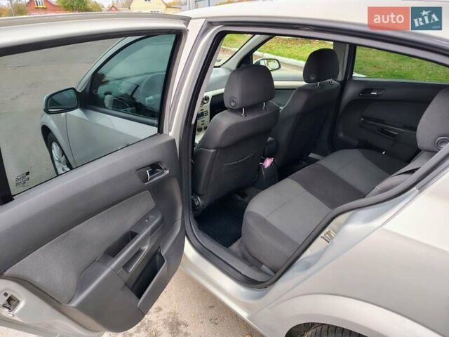 Серый Опель Астра, объемом двигателя 1.7 л и пробегом 231 тыс. км за 5500 $, фото 7 на Automoto.ua