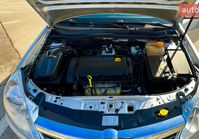 Серый Опель Астра, объемом двигателя 1.6 л и пробегом 235 тыс. км за 5200 $, фото 12 на Automoto.ua