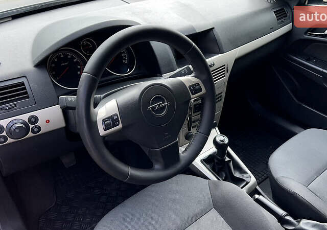 Серый Опель Астра, объемом двигателя 1.6 л и пробегом 255 тыс. км за 5400 $, фото 12 на Automoto.ua