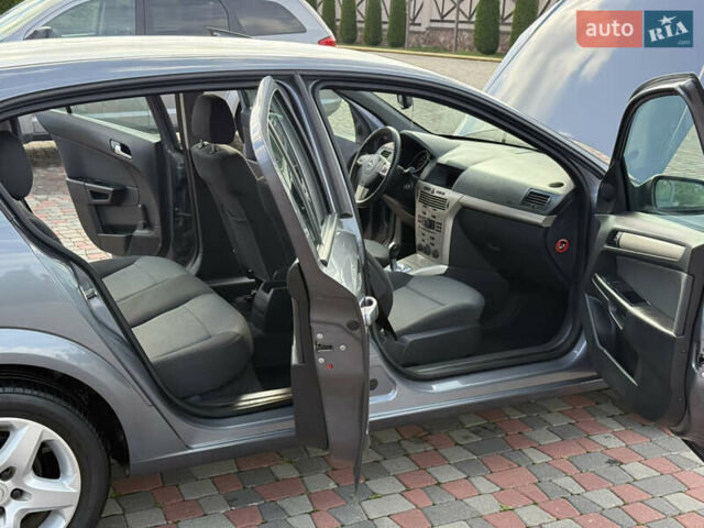 Серый Опель Астра, объемом двигателя 1.6 л и пробегом 180 тыс. км за 6750 $, фото 127 на Automoto.ua