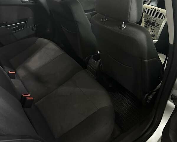 Серый Опель Астра, объемом двигателя 1.6 л и пробегом 193 тыс. км за 4500 $, фото 12 на Automoto.ua