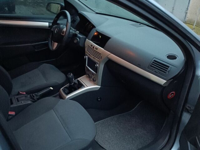 Серый Опель Астра, объемом двигателя 1.6 л и пробегом 310 тыс. км за 3000 $, фото 6 на Automoto.ua