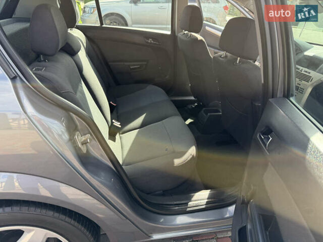 Серый Опель Астра, объемом двигателя 1.6 л и пробегом 180 тыс. км за 6750 $, фото 89 на Automoto.ua