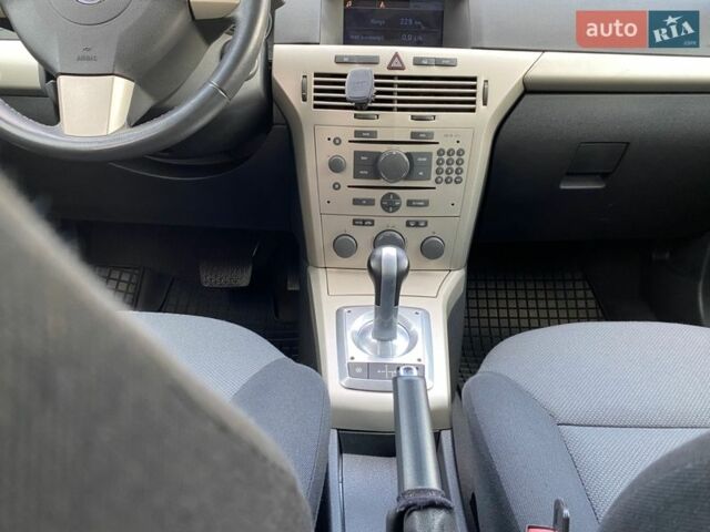 Серый Опель Астра, объемом двигателя 1.6 л и пробегом 162 тыс. км за 5450 $, фото 18 на Automoto.ua