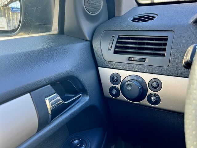 Серый Опель Астра, объемом двигателя 1.6 л и пробегом 188 тыс. км за 3900 $, фото 12 на Automoto.ua