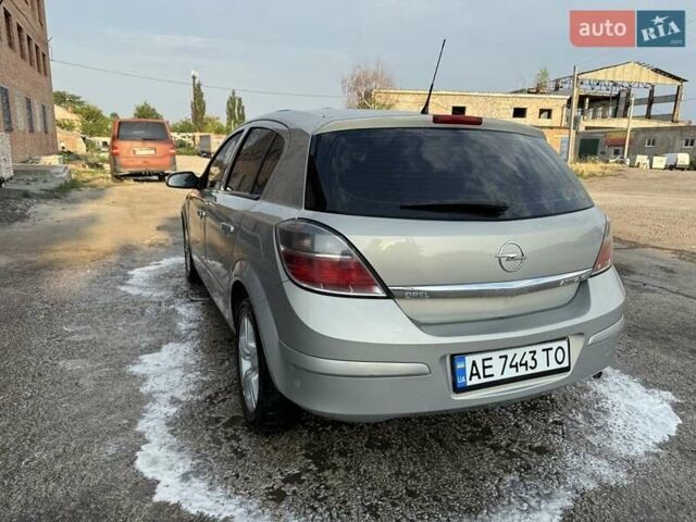 Серый Опель Астра, объемом двигателя 1.6 л и пробегом 260 тыс. км за 4400 $, фото 2 на Automoto.ua
