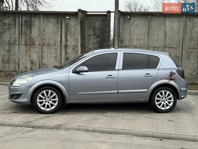 Серый Опель Астра, объемом двигателя 1.36 л и пробегом 215 тыс. км за 4800 $, фото 5 на Automoto.ua