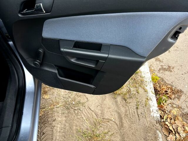 Серый Опель Астра, объемом двигателя 1.6 л и пробегом 133 тыс. км за 5700 $, фото 4 на Automoto.ua