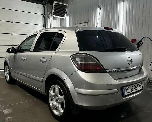 Серый Опель Астра, объемом двигателя 1.6 л и пробегом 193 тыс. км за 4500 $, фото 3 на Automoto.ua