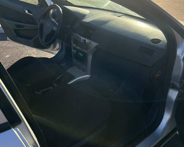 Серый Опель Астра, объемом двигателя 1.4 л и пробегом 250 тыс. км за 3800 $, фото 1 на Automoto.ua