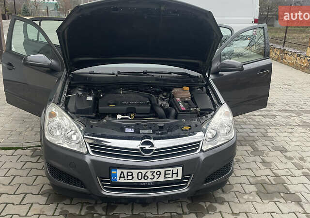 Серый Опель Астра, объемом двигателя 1.7 л и пробегом 285 тыс. км за 5399 $, фото 7 на Automoto.ua