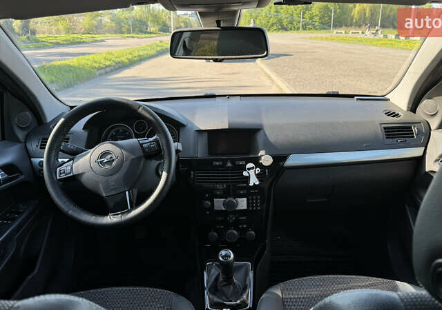 Серый Опель Астра, объемом двигателя 1.7 л и пробегом 238 тыс. км за 5200 $, фото 39 на Automoto.ua