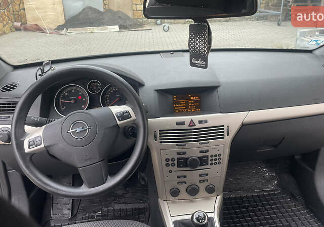 Серый Опель Астра, объемом двигателя 1.7 л и пробегом 285 тыс. км за 5399 $, фото 5 на Automoto.ua