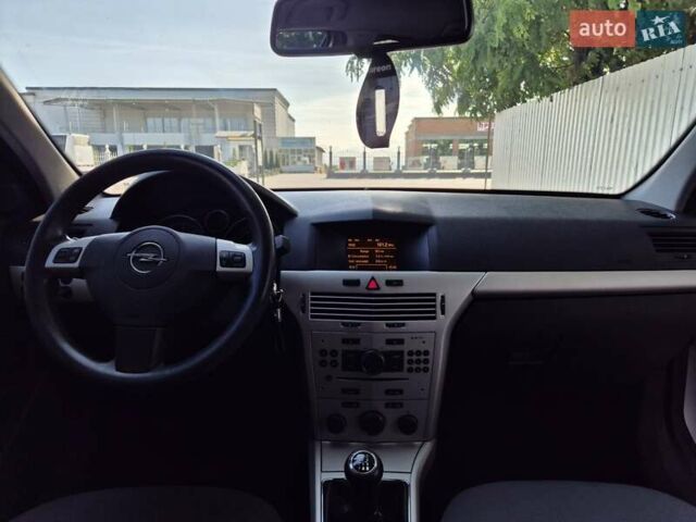 Серый Опель Астра, объемом двигателя 1.7 л и пробегом 154 тыс. км за 5500 $, фото 2 на Automoto.ua