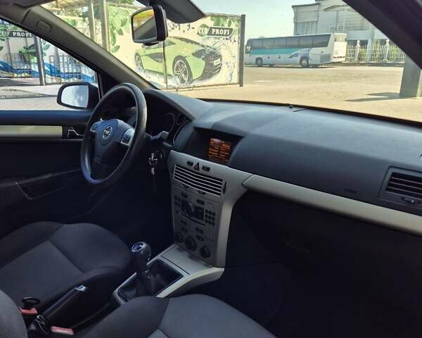 Серый Опель Астра, объемом двигателя 1.7 л и пробегом 154 тыс. км за 5500 $, фото 4 на Automoto.ua