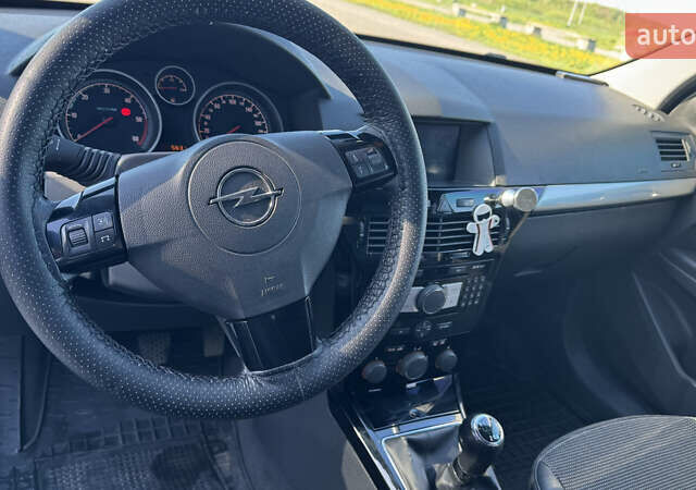 Серый Опель Астра, объемом двигателя 1.7 л и пробегом 238 тыс. км за 5200 $, фото 3 на Automoto.ua