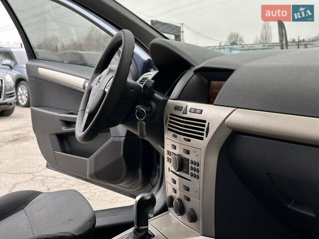 Серый Опель Астра, объемом двигателя 1.8 л и пробегом 230 тыс. км за 6900 $, фото 22 на Automoto.ua