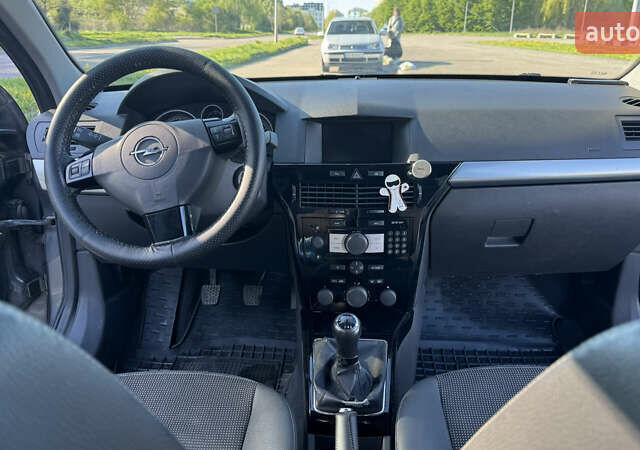 Серый Опель Астра, объемом двигателя 1.7 л и пробегом 238 тыс. км за 5200 $, фото 11 на Automoto.ua