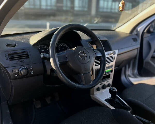 Серый Опель Астра, объемом двигателя 1.4 л и пробегом 250 тыс. км за 3800 $, фото 3 на Automoto.ua