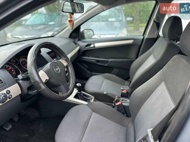 Серый Опель Астра, объемом двигателя 1.6 л и пробегом 230 тыс. км за 4800 $, фото 1 на Automoto.ua