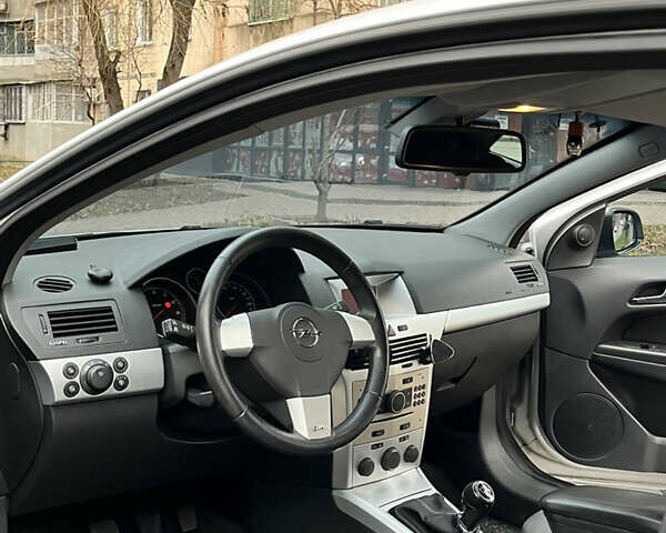 Серый Опель Астра, объемом двигателя 1.36 л и пробегом 285 тыс. км за 6000 $, фото 11 на Automoto.ua