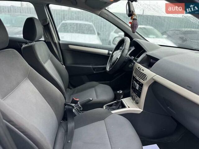 Серый Опель Астра, объемом двигателя 1.6 л и пробегом 230 тыс. км за 4800 $, фото 2 на Automoto.ua