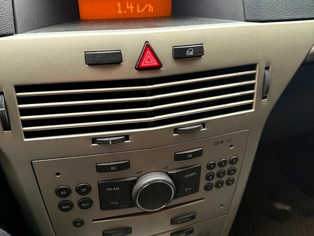 Серый Опель Астра, объемом двигателя 1.4 л и пробегом 240 тыс. км за 4500 $, фото 11 на Automoto.ua