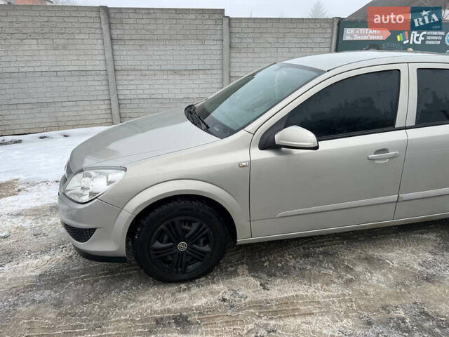 Серый Опель Астра, объемом двигателя 1.7 л и пробегом 258 тыс. км за 5900 $, фото 4 на Automoto.ua