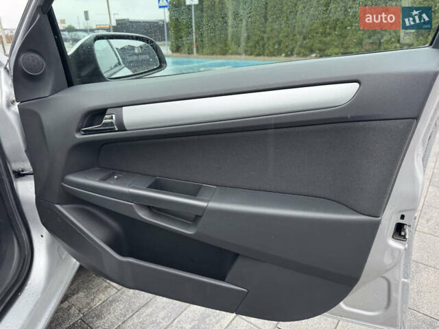 Серый Опель Астра, объемом двигателя 1.6 л и пробегом 51 тыс. км за 6900 $, фото 71 на Automoto.ua