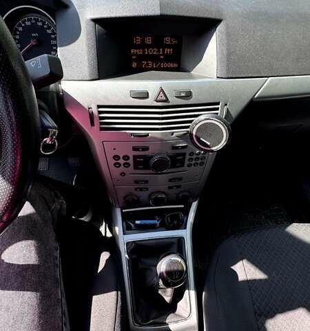 Серый Опель Астра, объемом двигателя 1.4 л и пробегом 190 тыс. км за 4700 $, фото 4 на Automoto.ua