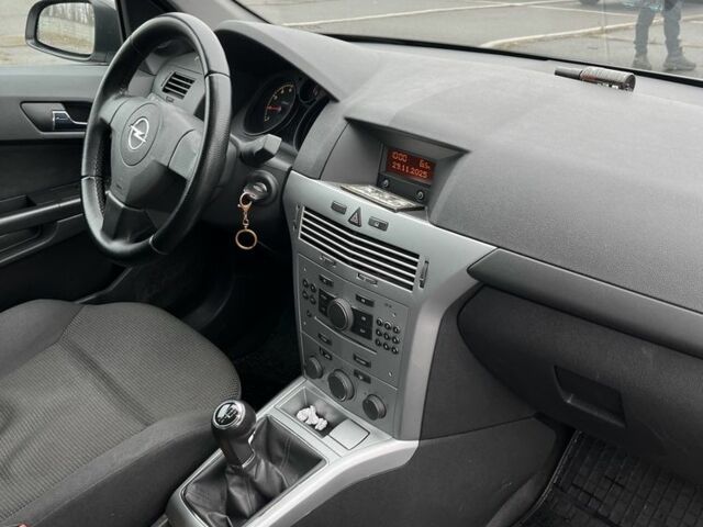 Серый Опель Астра, объемом двигателя 1.4 л и пробегом 200 тыс. км за 5500 $, фото 2 на Automoto.ua