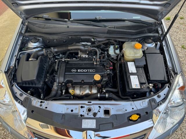 Серый Опель Астра, объемом двигателя 1.4 л и пробегом 205 тыс. км за 4400 $, фото 4 на Automoto.ua