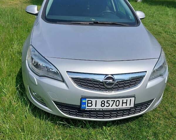 Серый Опель Астра, объемом двигателя 1.6 л и пробегом 117 тыс. км за 8000 $, фото 2 на Automoto.ua