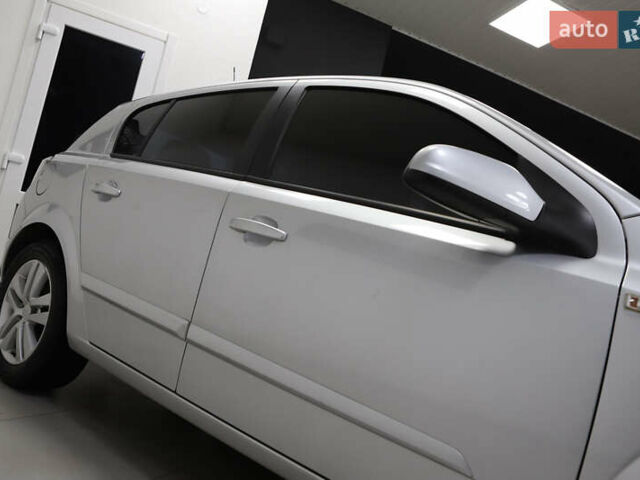 Серый Опель Астра, объемом двигателя 1.7 л и пробегом 144 тыс. км за 5900 $, фото 25 на Automoto.ua