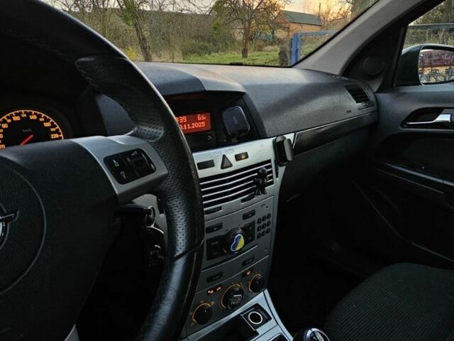 Серый Опель Астра, объемом двигателя 1.4 л и пробегом 191 тыс. км за 3700 $, фото 2 на Automoto.ua