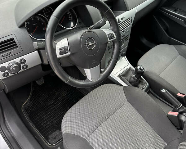 Серый Опель Астра, объемом двигателя 1.25 л и пробегом 194 тыс. км за 3700 $, фото 21 на Automoto.ua