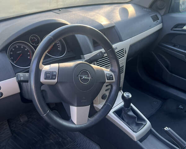 Серый Опель Астра, объемом двигателя 1.36 л и пробегом 191 тыс. км за 4200 $, фото 6 на Automoto.ua