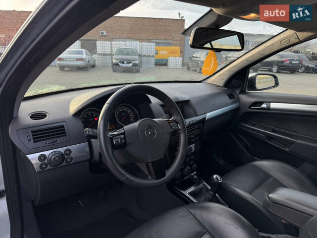 Серый Опель Астра, объемом двигателя 1.6 л и пробегом 240 тыс. км за 5500 $, фото 19 на Automoto.ua