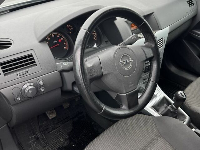 Серый Опель Астра, объемом двигателя 1.4 л и пробегом 200 тыс. км за 5500 $, фото 5 на Automoto.ua