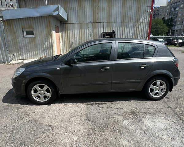 Серый Опель Астра, объемом двигателя 1.36 л и пробегом 191 тыс. км за 4200 $, фото 4 на Automoto.ua