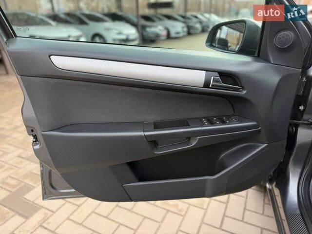 Серый Опель Астра, объемом двигателя 1.7 л и пробегом 241 тыс. км за 5600 $, фото 11 на Automoto.ua