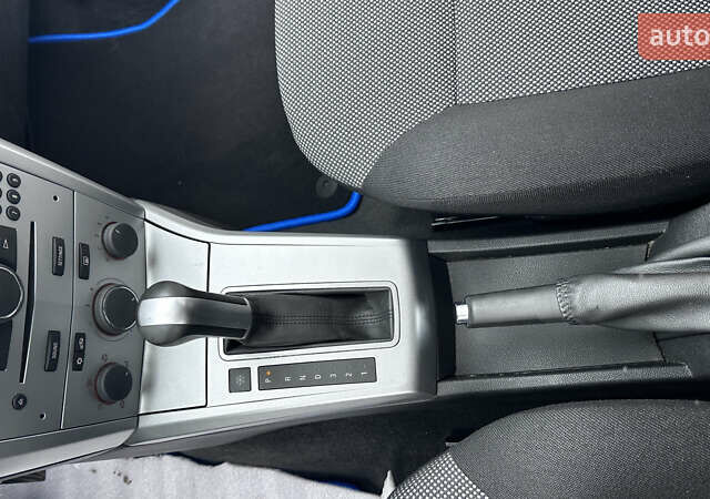 Серый Опель Астра, объемом двигателя 1.82 л и пробегом 94 тыс. км за 7850 $, фото 11 на Automoto.ua