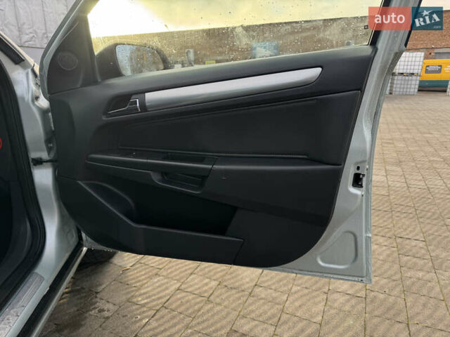 Серый Опель Астра, объемом двигателя 1.6 л и пробегом 240 тыс. км за 5500 $, фото 24 на Automoto.ua