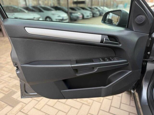 Серый Опель Астра, объемом двигателя 1.7 л и пробегом 241 тыс. км за 5600 $, фото 11 на Automoto.ua